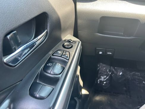 Used 2020 Nissan Kicks SR w/ SR Premium Package FWD image 18