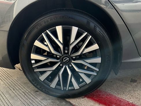 Used 2025 Nissan Altima 2.5 SV image 9