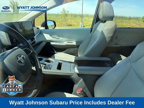 Used 2025 Toyota Sienna XLE FWD image 11