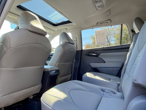 Used 2022 Toyota Highlander XLE image 37