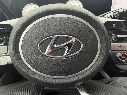 Used 2021 Hyundai Elantra Limited FWD image 4