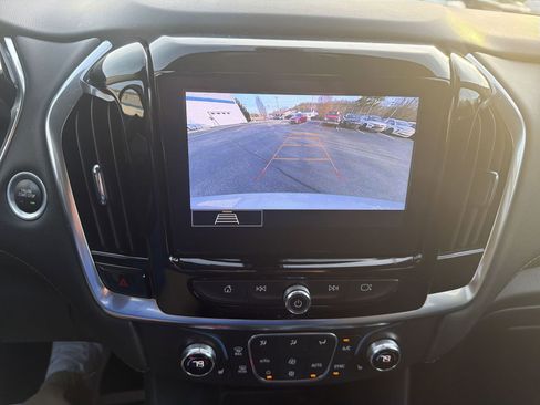 Used 2021 Chevrolet Traverse LT image 15