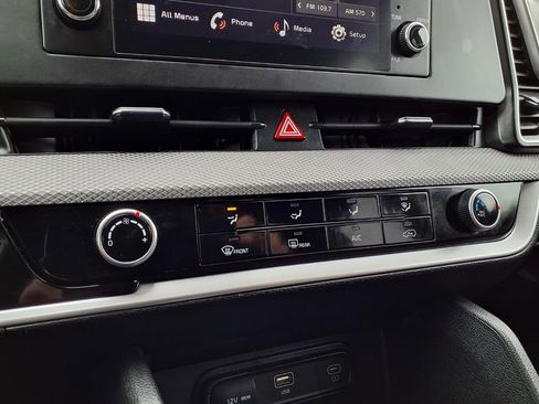 Used 2025 Kia Sportage LX image 9