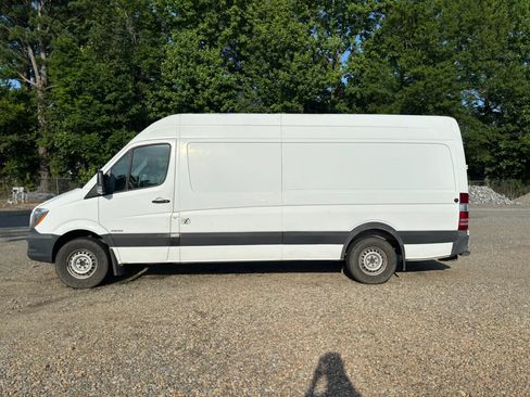 Used 2014 Freightliner Sprinter 2500 RWD image 2