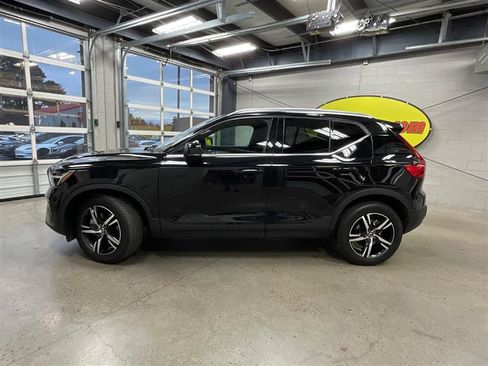 Used 2024 Volvo XC40 B5 Core image 2