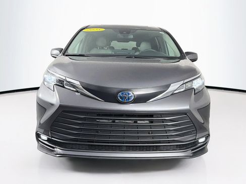 Used 2025 Toyota Sienna XLE FWD image 2