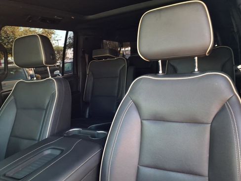 Used 2022 GMC Yukon XL SLT w/ SLT Premium Package image 14