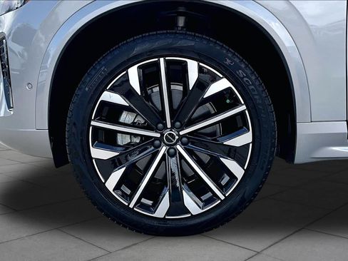 Used 2025 Volvo XC90 B5 Plus AWD/4WD image 11