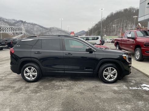 Used 2022 GMC Terrain SLE w/ Driver Convenience Package AWD/4WD image 3