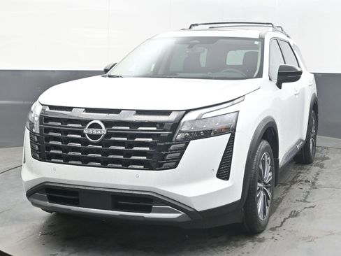 New 2026 Nissan Pathfinder Platinum FWD image 3