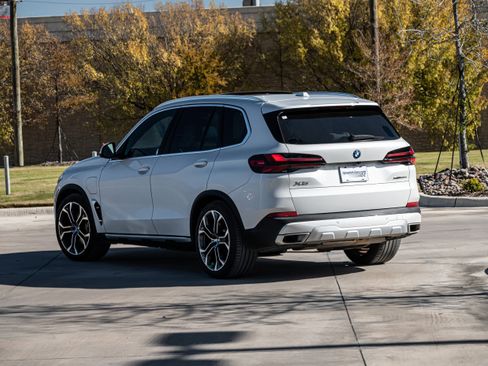 Certified 2024 BMW X5 xDrive50e w/ Premium Package image 3
