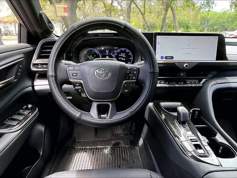 Used 2025 Toyota Crown Signia w/ Advanced Technology Package image 8