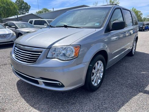 Used 2015 Chrysler Town & Country Touring image 3