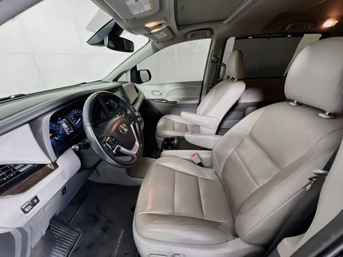 Used 2019 Toyota Sienna XLE FWD image 12