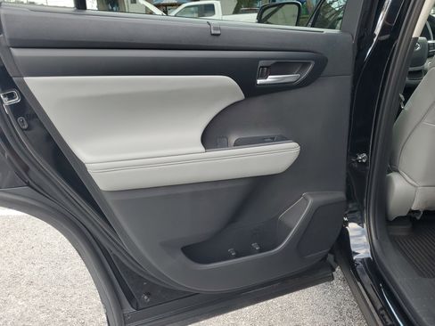 Used 2025 Toyota Highlander XLE image 13