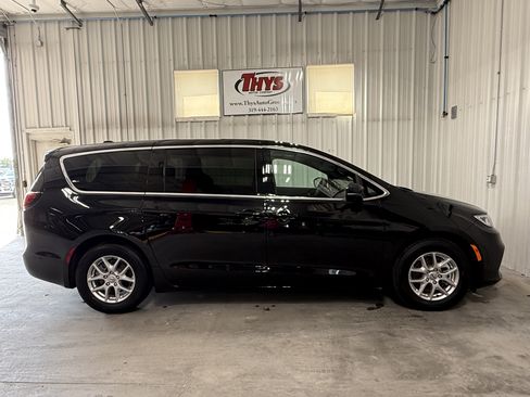 Used 2025 Chrysler Pacifica Select w/ Uconnect Theater Family Group FWD image 2