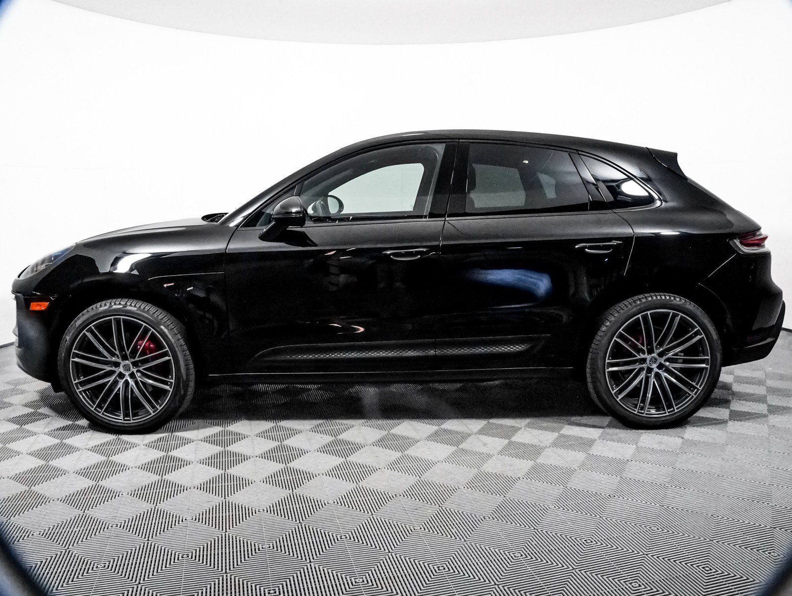 Certified 2024 Porsche Macan S AWD/4WD image 2