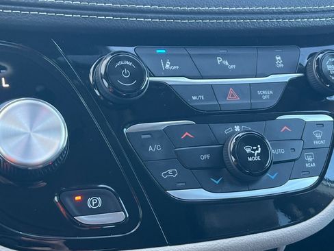 Used 2024 Chrysler Pacifica Select image 19