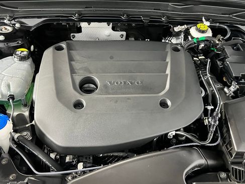 Used 2025 Volvo XC40 B5 Plus image 32