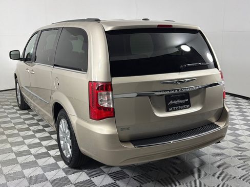 Used 2015 Chrysler Town & Country Touring FWD image 5