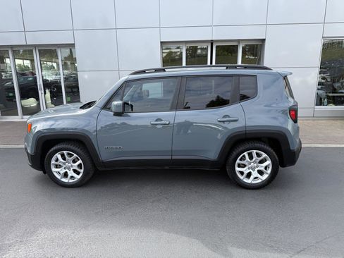 Used 2018 Jeep Renegade Latitude FWD image 2