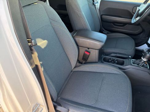 Used 2025 Jeep Wrangler Sahara image 34