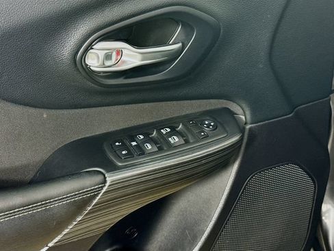 Used 2016 Jeep Cherokee Latitude w/ Comfort/Convenience Group FWD image 17