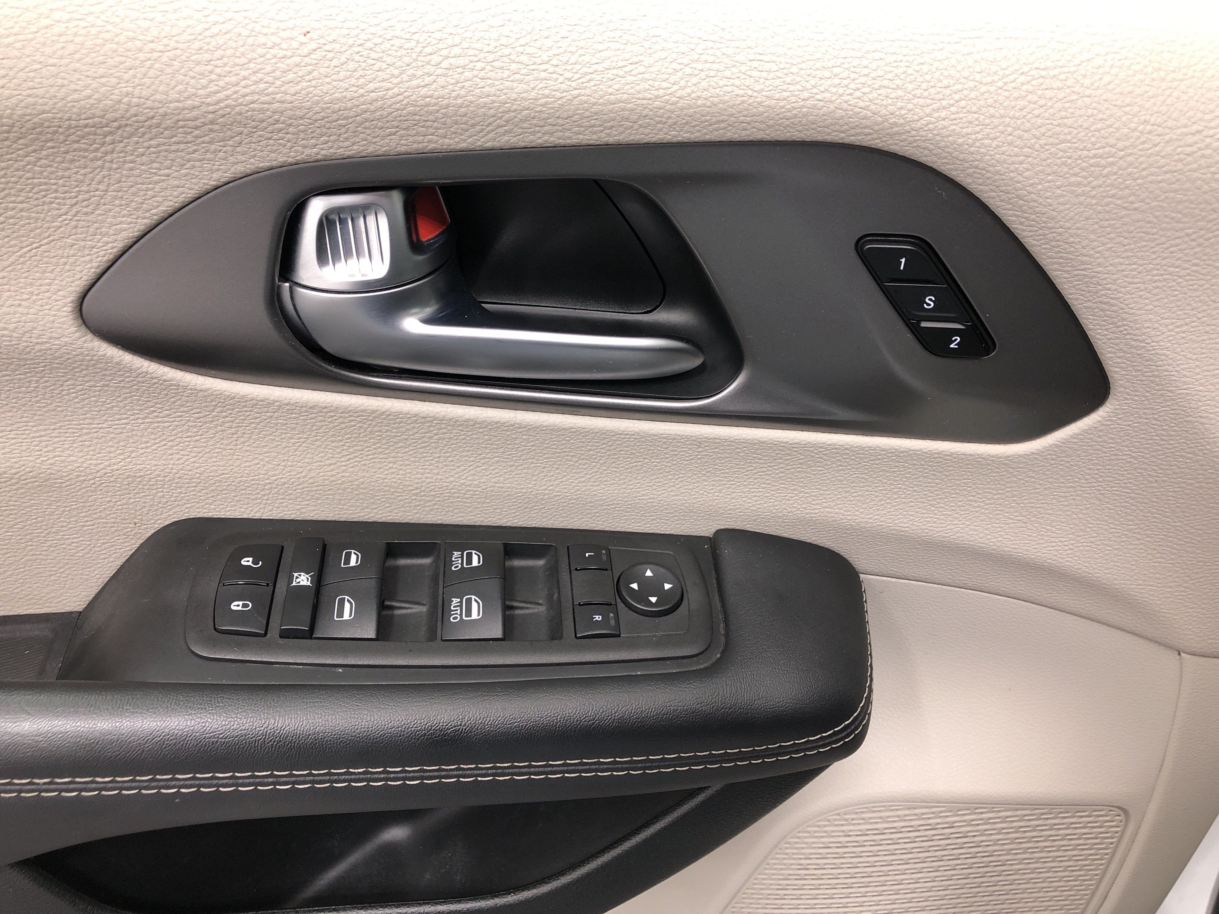 Used 2023 Chrysler Pacifica Touring-L FWD image 17
