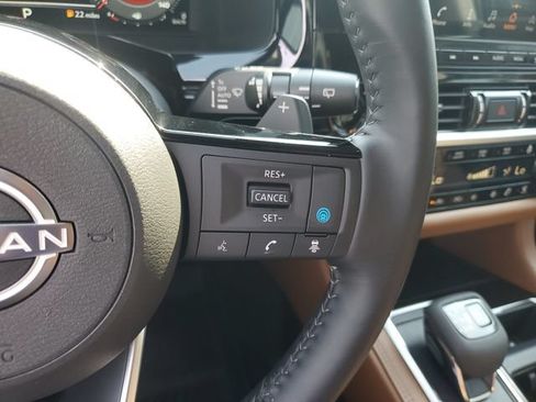 Used 2025 Nissan Pathfinder Platinum FWD image 18