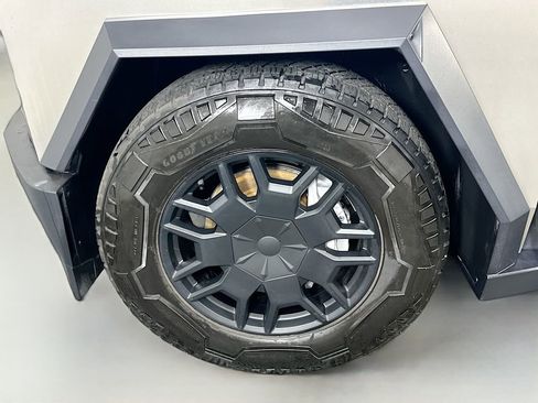 Used 2025 Tesla Cybertruck AWD Crew Cab image 31