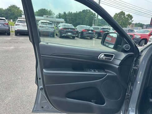 Used 2019 Jeep Grand Cherokee Laredo AWD/4WD image 15