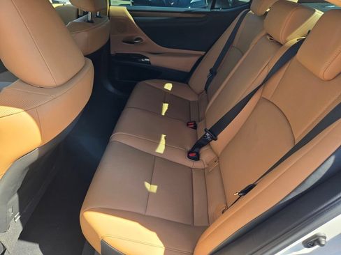 Used 2025 Lexus ES 350 w/ Premium Package FWD image 10