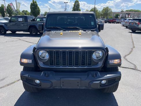 Used 2024 Jeep Gladiator Sport AWD/4WD image 4