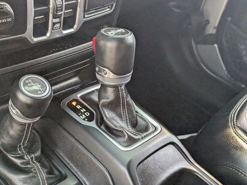 Used 2018 Jeep Wrangler Unlimited Sahara image 23