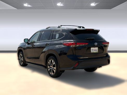 Used 2020 Toyota Highlander XLE FWD image 3