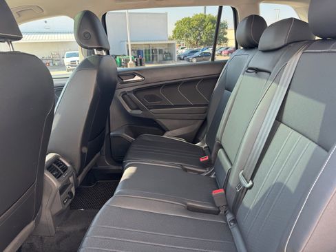 Used 2024 Volkswagen Tiguan SE image 8
