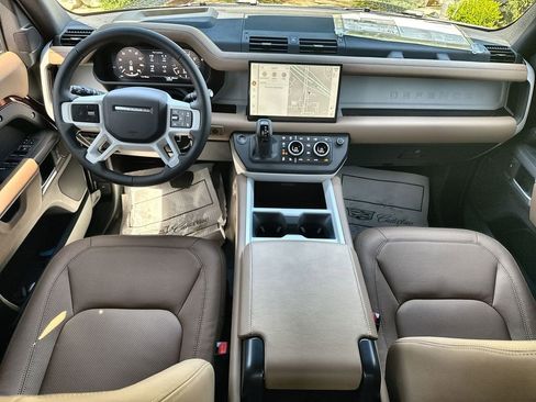 Used 2025 Land Rover Defender 130 X-Dynamic SE image 12