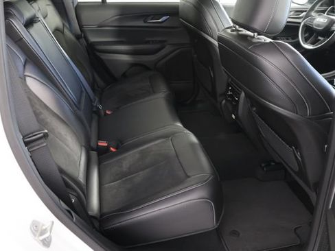 Used 2024 Jeep Grand Cherokee Altitude AWD/4WD image 23