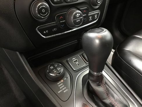 Used 2021 Jeep Cherokee Trailhawk w/ Sun & Sound Group AWD/4WD image 25