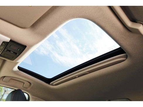 Used 2024 Nissan Sentra SR w/ SR Premium Package image 28