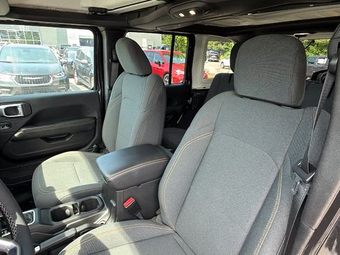 Used 2025 Jeep Wrangler Unlimited Sahara AWD/4WD image 17