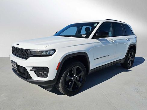 Used 2023 Jeep Grand Cherokee Altitude AWD/4WD image 7