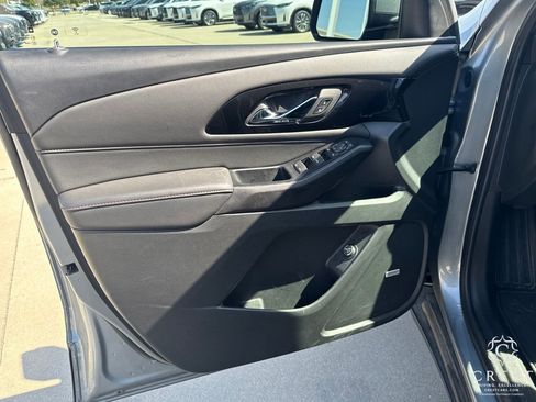 Used 2023 Chevrolet Traverse RS image 8