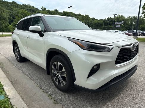 Used 2021 Toyota Highlander XLE AWD/4WD image 3