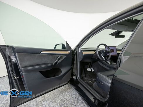 Used 2024 Tesla Model Y Performance AWD/4WD image 9