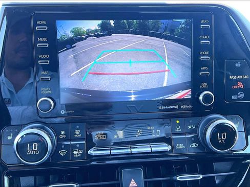 Used 2021 Toyota Highlander XLE image 20