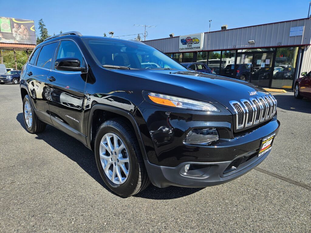 Used 2017 Jeep Cherokee Latitude w/ Cold Weather Group AWD/4WD image 3