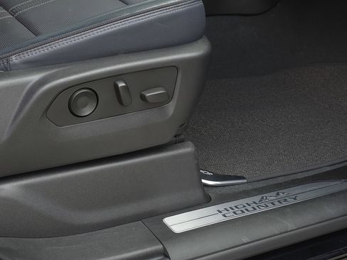 Used 2022 Chevrolet Silverado 1500 High Country w/ Technology Package image 40