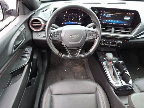Certified 2024 Chevrolet Trax RS w/ Sunroof Package FWD image 17