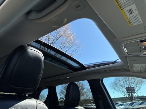 Used 2019 Jeep Cherokee Limited w/ Luxury Group AWD/4WD image 31